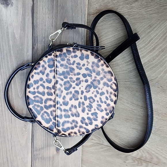 Enzo Angolini/Bandolino Leopard Print Round Crossbody Bag - Picture 3 of 5